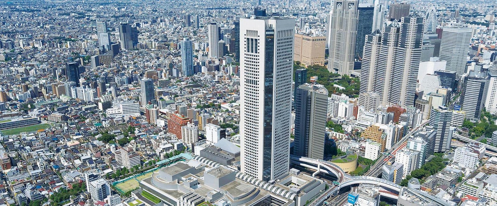 東京オペラシティタワーを上空から見た写真。新宿の高層ビル群の中に立つ会場の建物